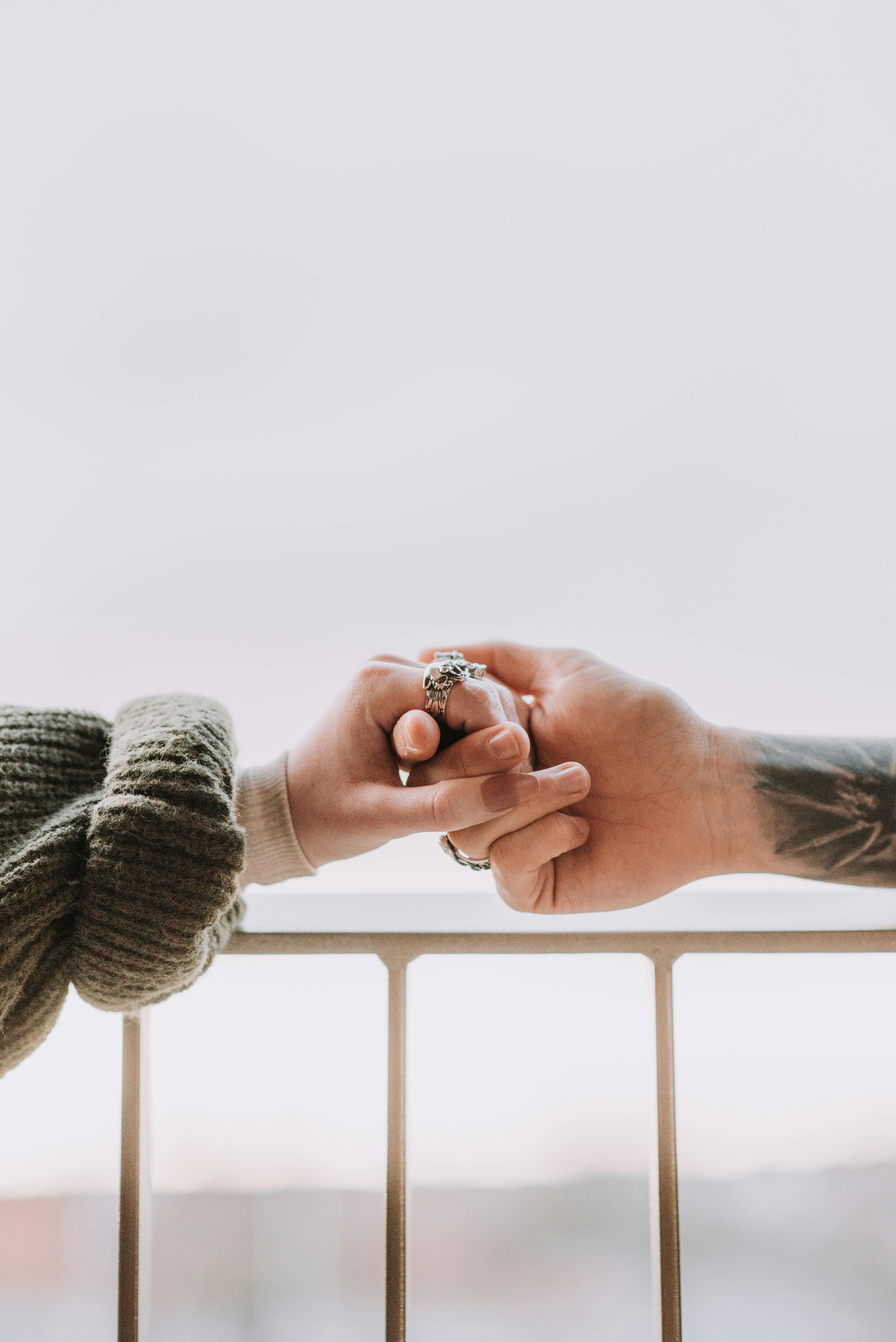 Amor-Odio: Navegando la Compleja Dinámica de las Relaciones Ambivalentes