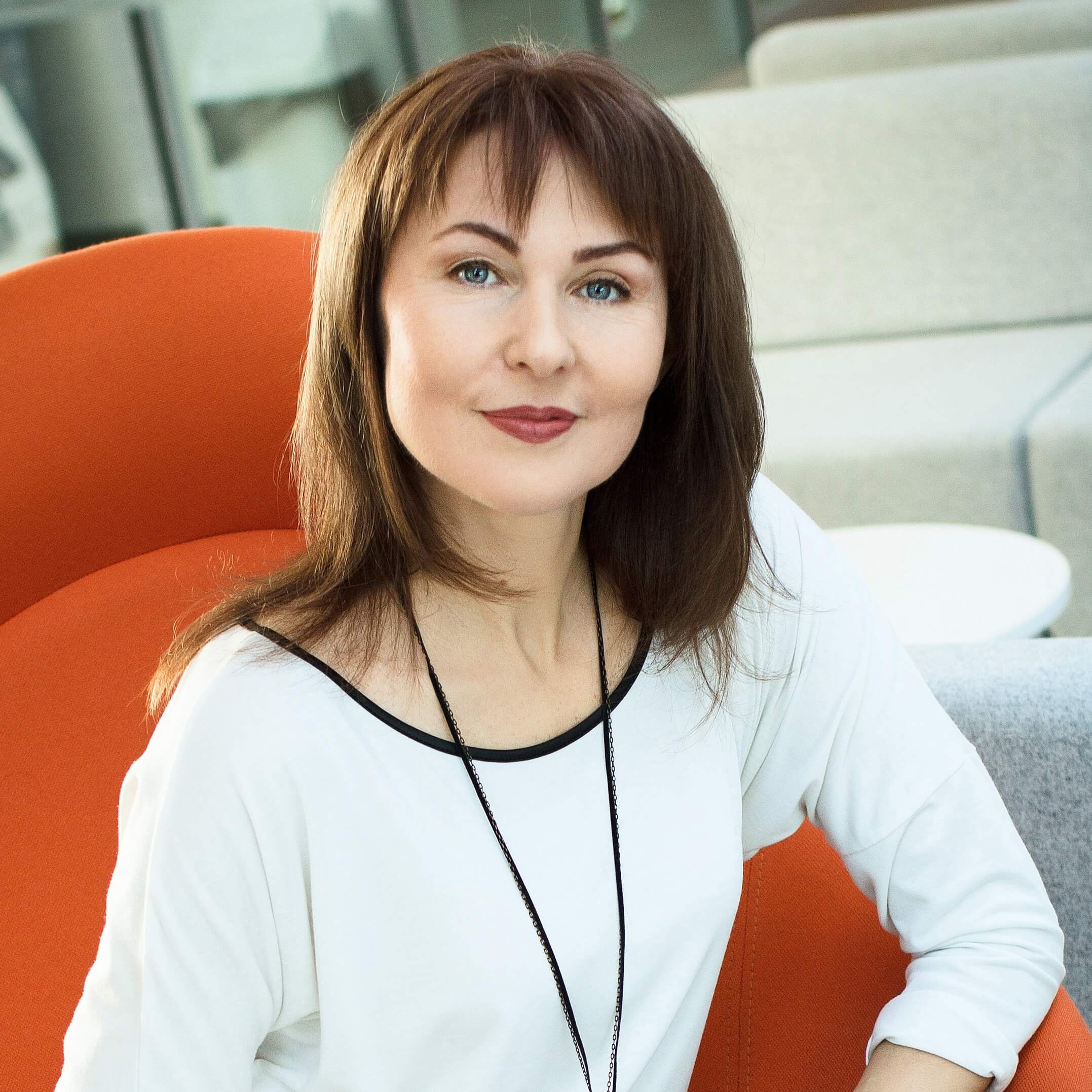 Еліна Юр...