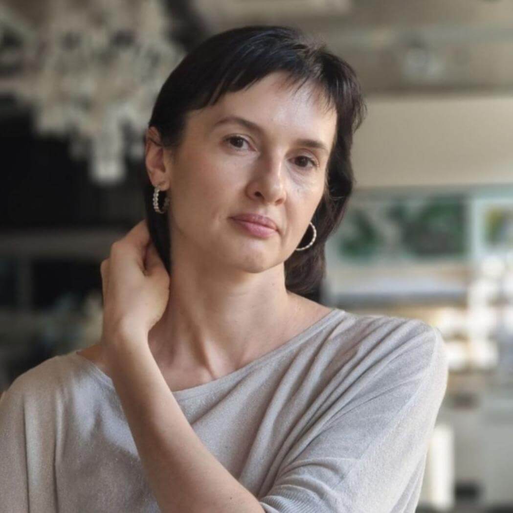 Анжела По...